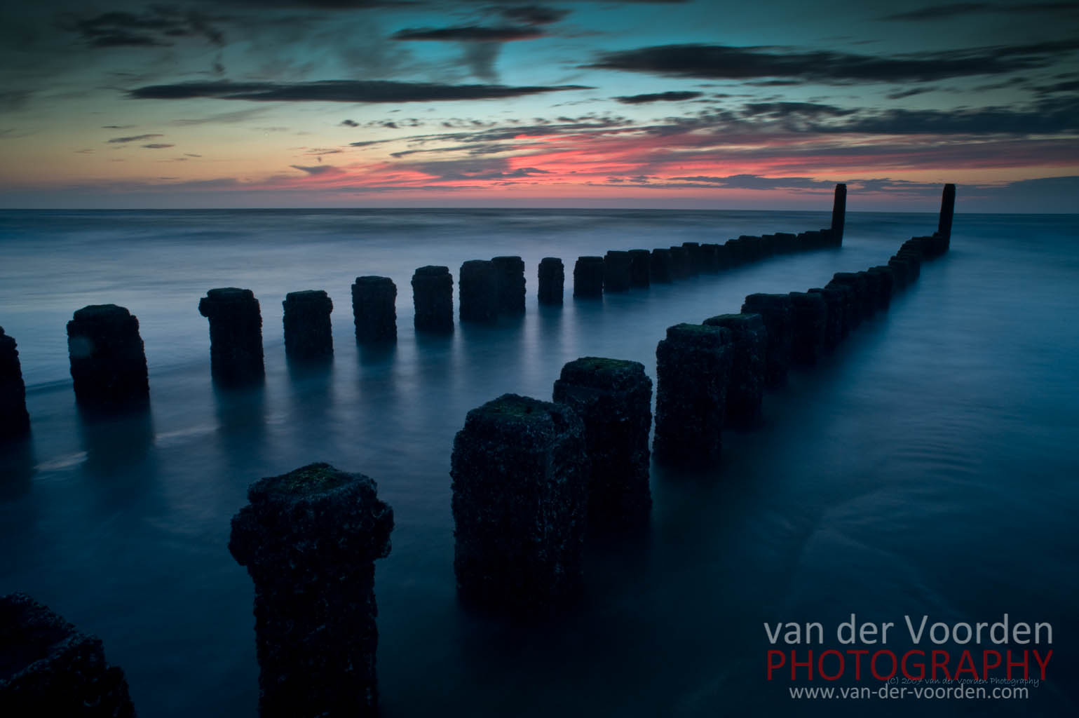 Buhnen im Meer