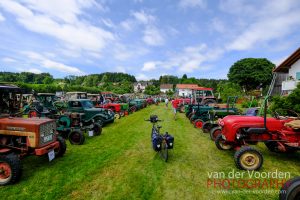 Über 120 Oldtimer Traktoren