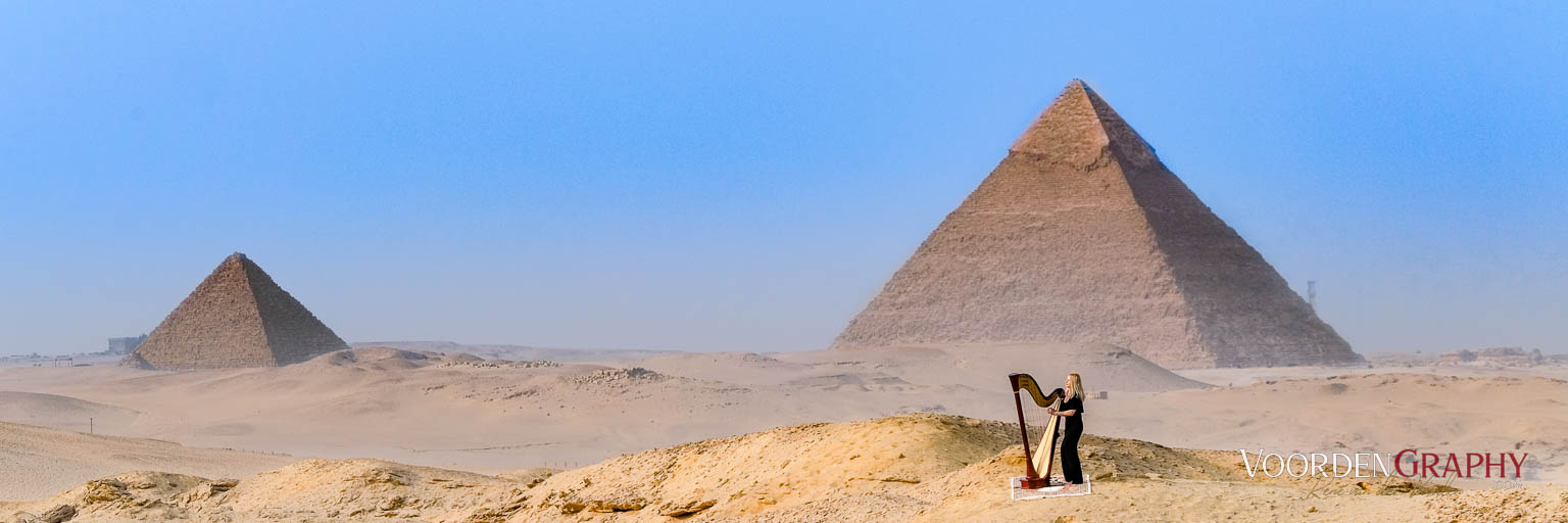 Evelyn Huber (Harfe) vor den Pyramiden von Gizeh