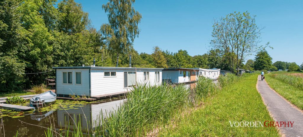 Hausboote im Naturschutzgebiet bei Jonen