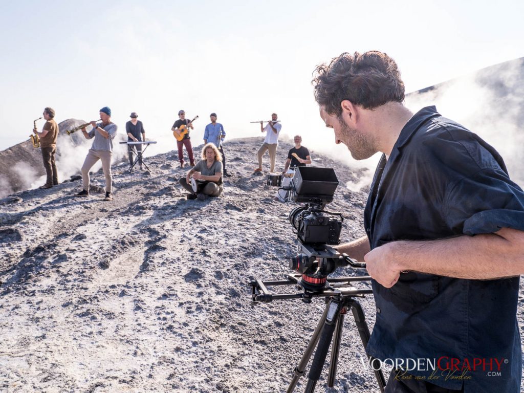 Spiel mit dem Feuer: Am dampfenden Kraterrand des Vulcano filmt Mike Meyer die Band für das dazu komponierte Stück