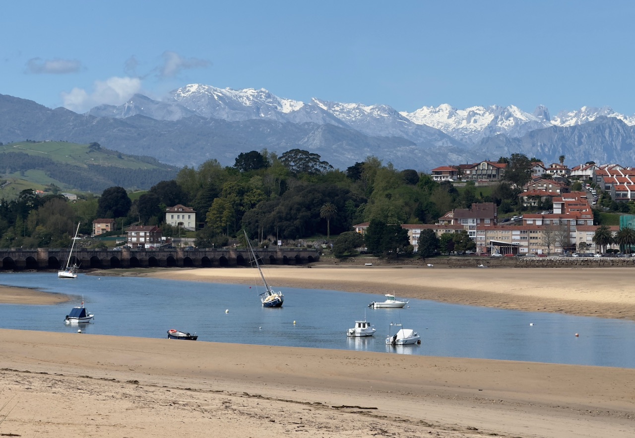 Strand und Pico de Europa