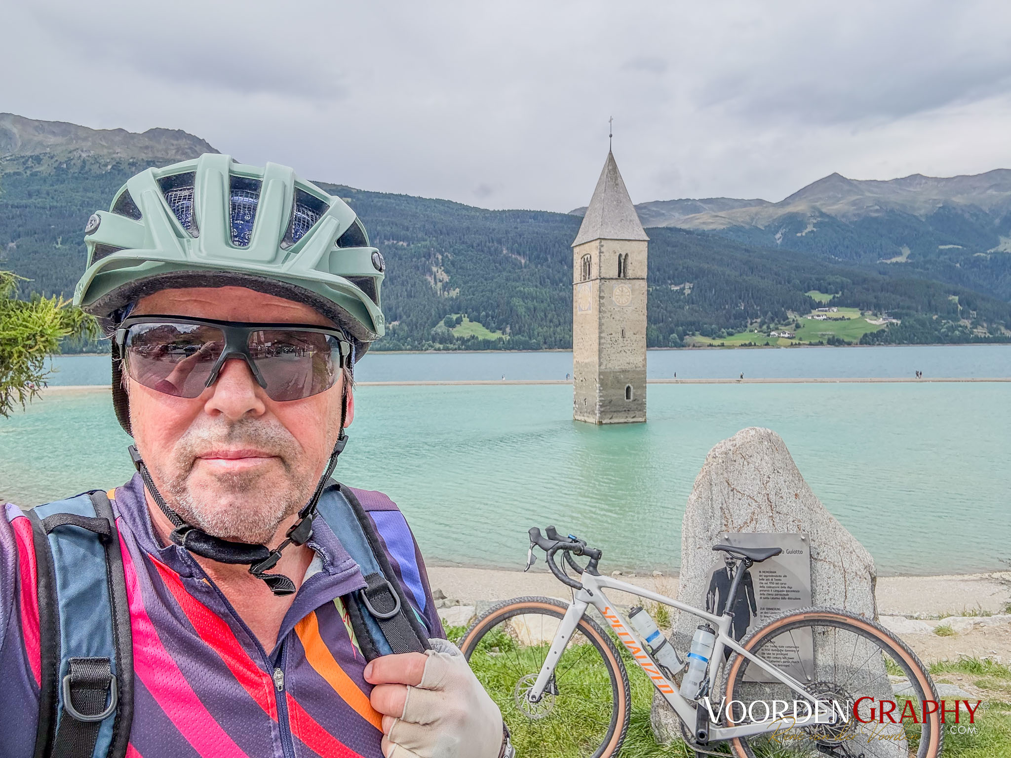 Selbstportrait am versunkenen Kirchturm von Alt-Graun / Reschense